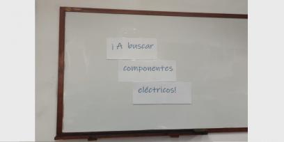 Pizarra con la consigna ¡A buscar componentes eléctricos!