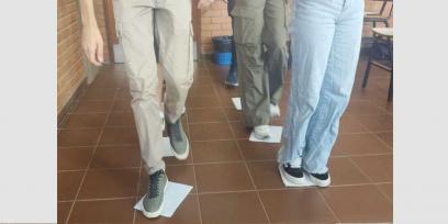 Estudiantes practicando la dinámica "Cruzando el río"