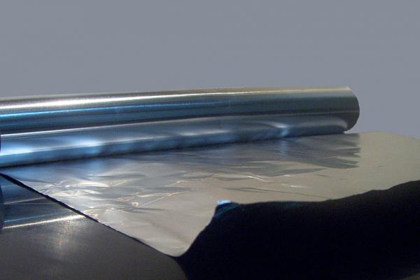 Una fotografía de un rollo de papel de aluminio
