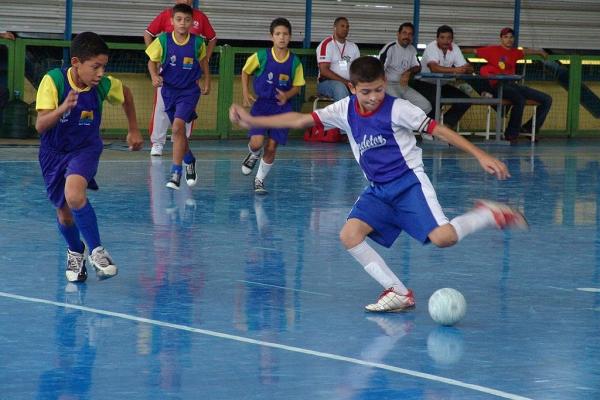Jóvenes jugando al futbol de salon