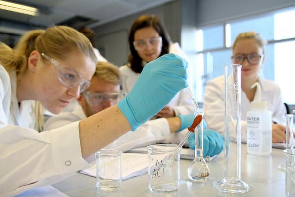 Estudiantes en un laboratorio de química