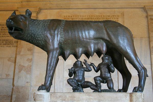 Escultura de Luperca alimentando a Rómulo y Remo