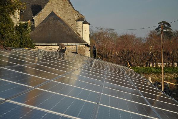 Una persona reparando paneles solares