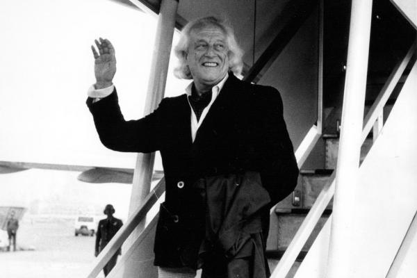 Fotografía de Rafael Alberti descendiendo de un avión en 1977.