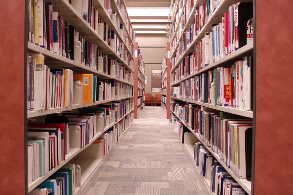 Fotografía de estantes de libros en una biblioteca.