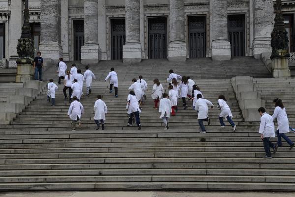 Fotografía de escolares subiendo las escalinatas del Palacio Legislativo.