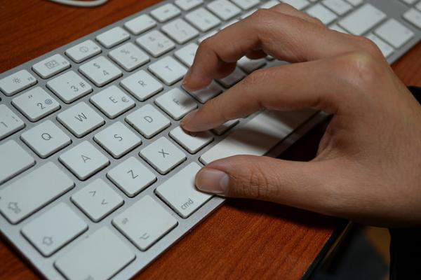 Mano sobre un teclado de computadora.