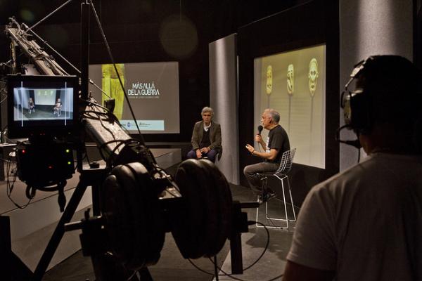 Estudio de televisión en donde se está grabando un programa.