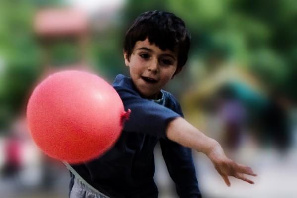 Fotografía de un niño jugando con un globo
