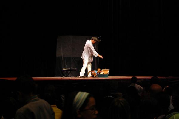 Un titiritero en un escenario teatral.