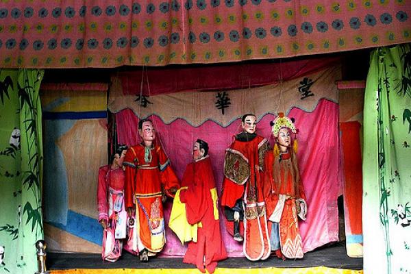 Fotografía de marionetas en un escenario.