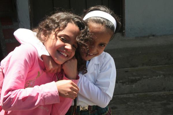 Niñas sonriendo.
