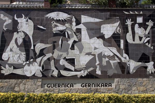 Reproducción en azulejos de la obra "Guernica" de Pablo Picasso.