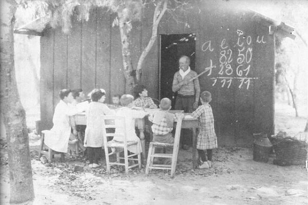 Fotografía en la que se aprecia una escena cotidiana de una escuela rural de Uruguay en la década de 1890.