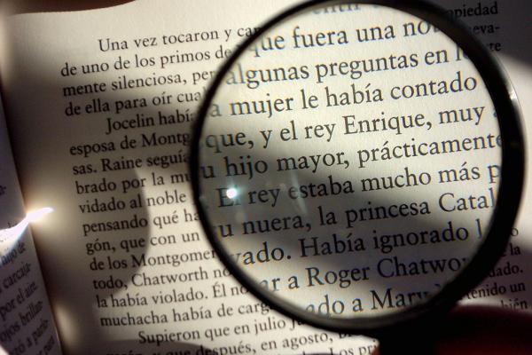 Una lupa sobre un libro