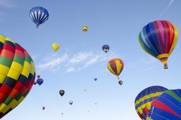 Globos aerostáticos en el cielo