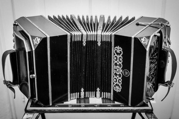 Foto de bandoneón en blanco y negro.
