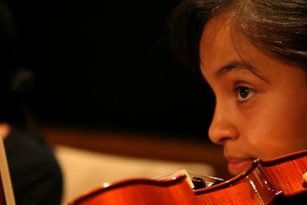 Primer plano de una niña tocando el violín.
