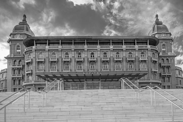 Fotografía en blanco y negro de la fachada del Hotel Carrasco.