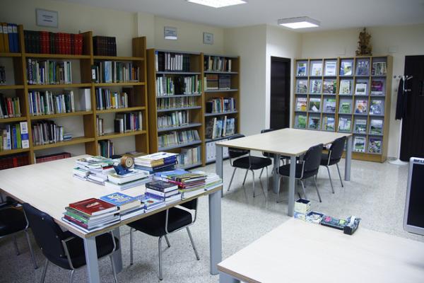 Espacio para estudio dentro de una biblioteca escolar.