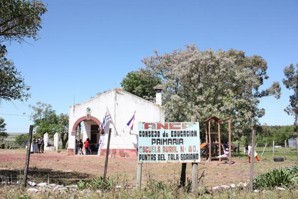 Fotografía a color de una escuela rural.