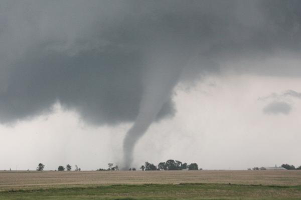 Fotografía de un tornado cerca de Abingdon, Illinois (Estados Unidos)