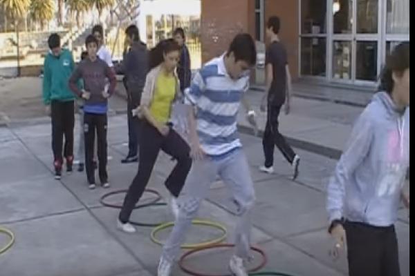 Estudiantes haciendo ejercicios de educación física