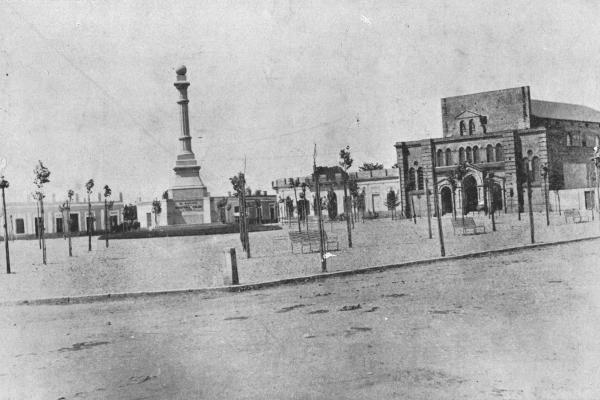 Fotografía antigua en blanco y negro de la plaza principal de la ciudad de Durazno.