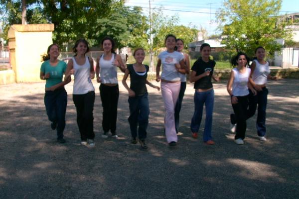 Un grupo de jóvenes caminando
