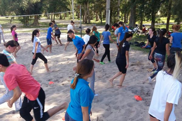 Estudiantes haciendo ejercicios de entrada en calor