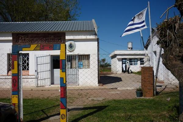 Fotografía a color de una escuela rural.