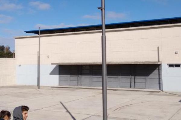 Mástil vertical en cancha deportiva en un centro de enseñanza media. Es buen candidato para medir la sombra al mediodía en oportunidad del equinoccio en marzo o setiembre cada año
