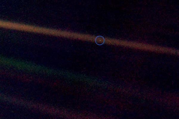 Detalle de "Pale Blue Dot", una fotografía de la tierra tomada desde el espacio
