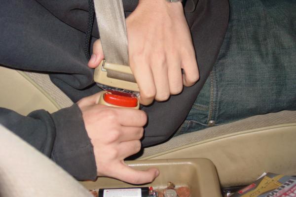 Una persona abrochando el cinturón de seguridad