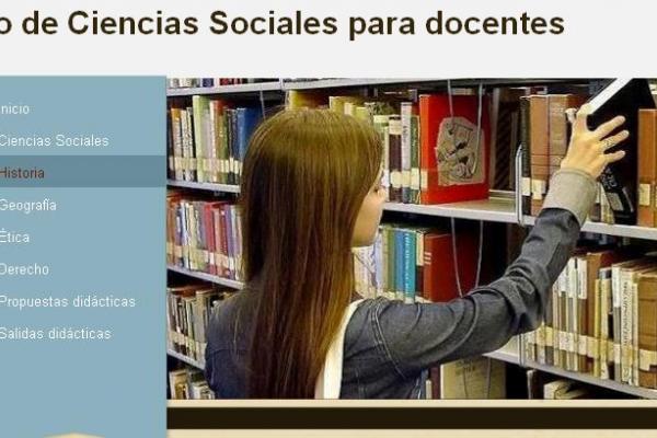 Una muchacha agarrando un libro de una estanteriá