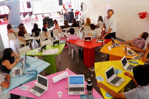 Aula con alumnos estudiando con computadoras