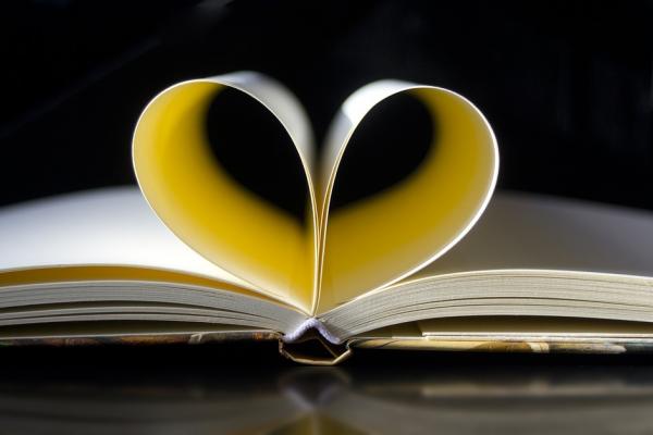 Una libreta abierta cuyas hojas forman un corazón