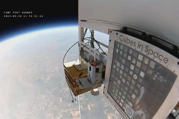 Fotografía de cubos conteniendo experimentos en canasta de globo de gran altitud