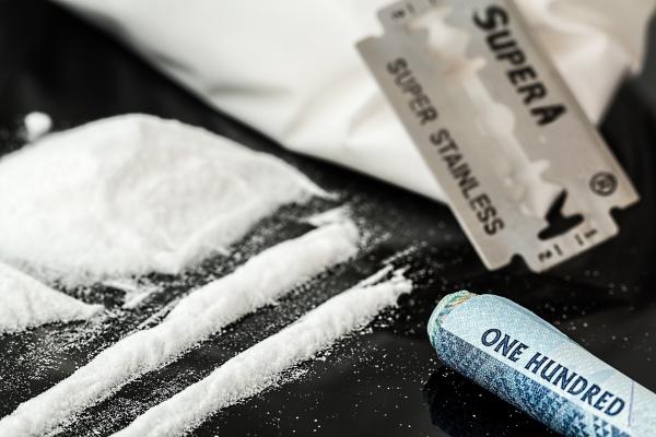 Una mesa con cocaína