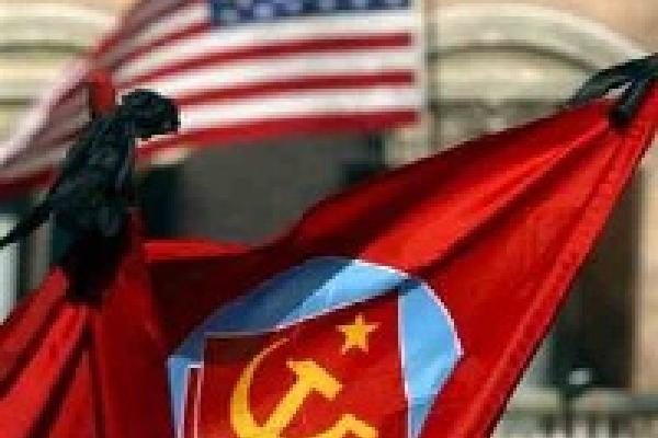 Bandera de la Unión Soviética con la bandera estadoundence de fondo