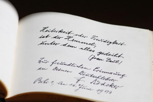 Fotografía de un libro abierto con texto manuscrito
