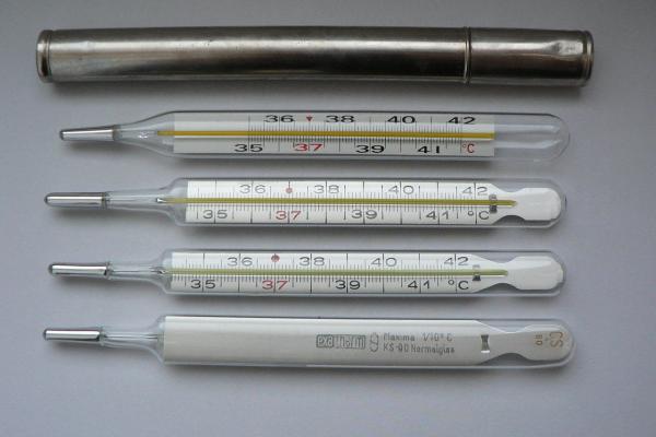 Fotografía de diferentes termómetros de mercurio