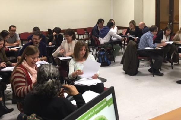 Grupo de adultos en el aula.