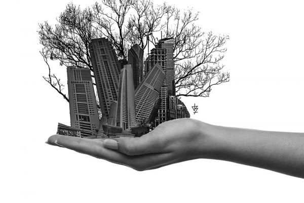 mano con edificio