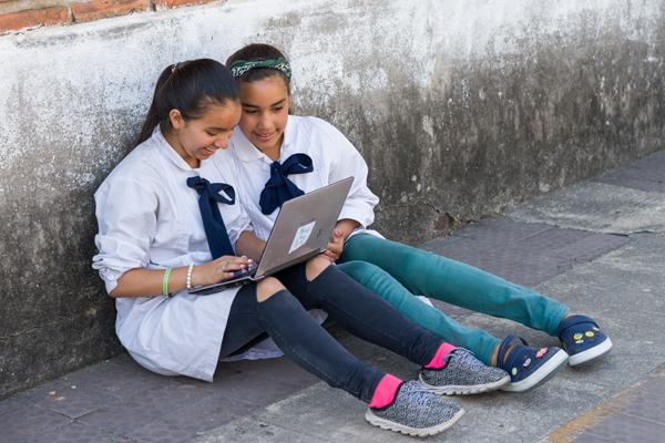Fotografía de dos niñas con una patop. 