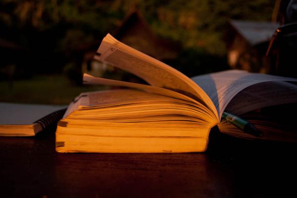 Libro abierto con lapicera