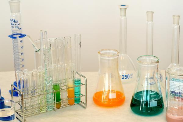 Diferentes materiales de laboratorios conteniendo algunos líquidos coloreados.