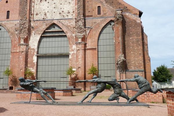 Escultura: juego tirar de la cuerda.
