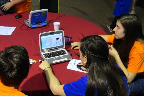 Adolescentes con computadora
