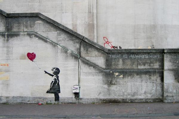 grafitti de niña con globo